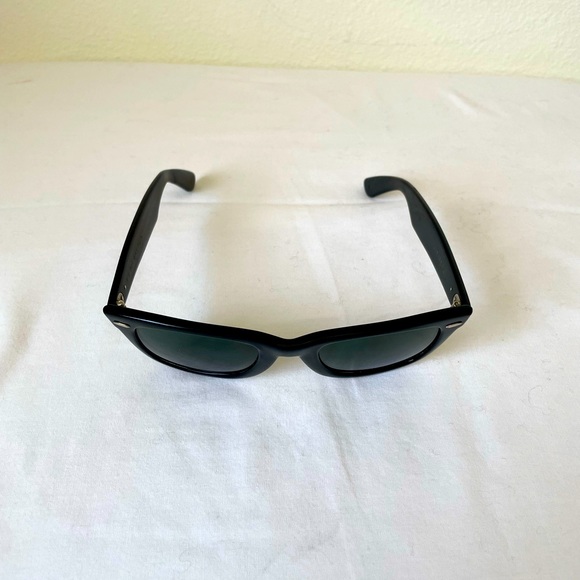 Vintage B&L Ray-Ban Wayfarer ll sunglasses - Picture 5 of 17